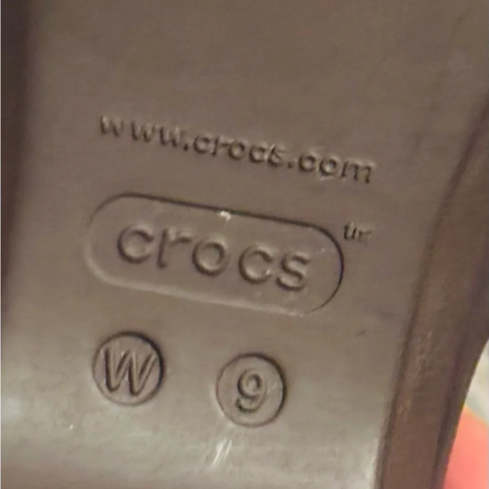 Crocs Sarah clogs in a brown color with a tan suede leather strap - Picture 8 of 8